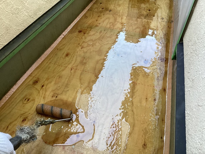 神戸市西区の雨漏り修繕工事でＦＲＰ防水を施工している様子