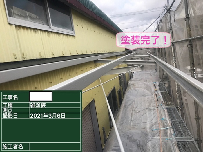 神戸市西区の農業倉庫で錆びた鉄骨下地を塗装した様子