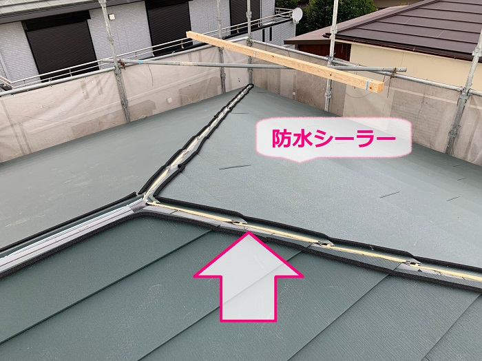 平型スレート屋根へのカバー工法で棟部分に防水シーラー取り付け