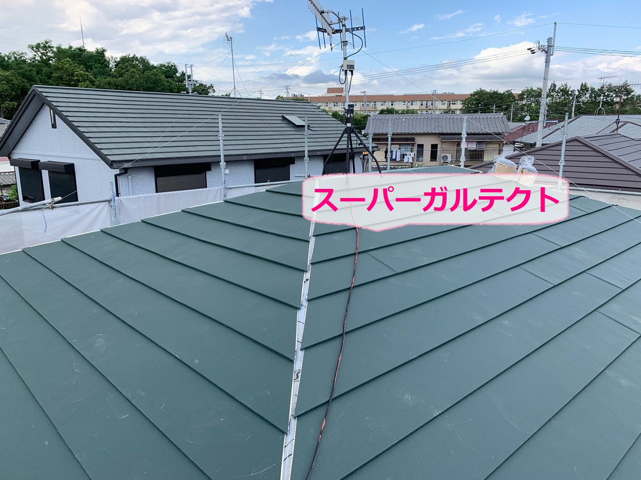 神戸市西区での寄棟平型スレート屋根へのカバー工法でスーパーガルテクト葺き