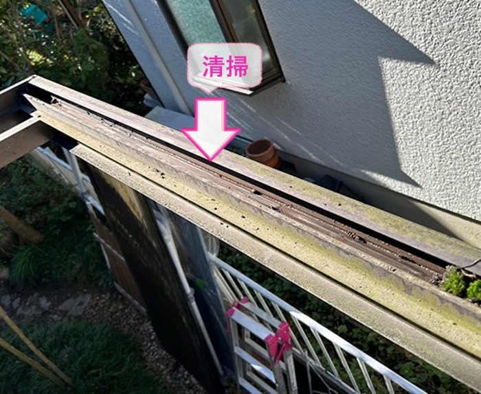 波板交換工事をする既存のアルミ下地の雨樋内部を掃除してる様子