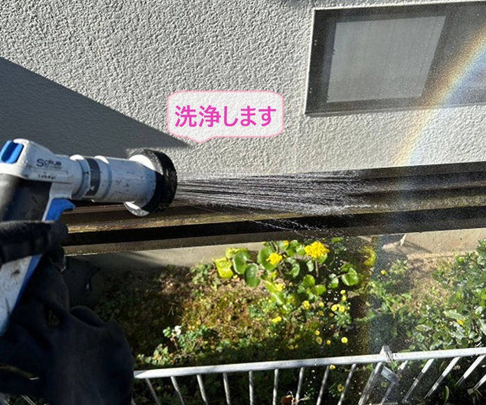 波板交換工事をする既存のアルミ下地の雨樋内部を洗浄している様子