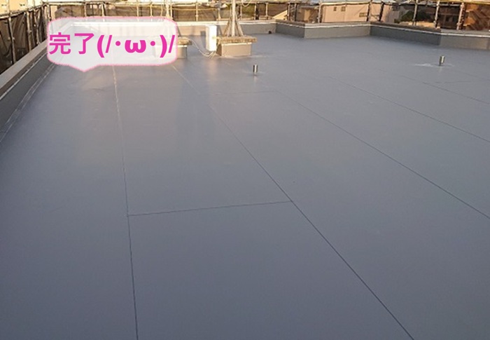 西宮市の屋上リニューアル工事で塩ビ防水シート施工が完了した現場の様子