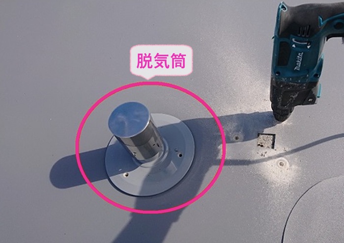 屋上リニューアル工事で湿気を排出する為の脱気筒を取り付けている様子