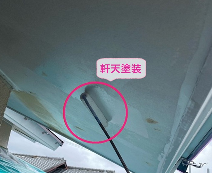 軒裏の修繕工事で軒天塗装をしている様子