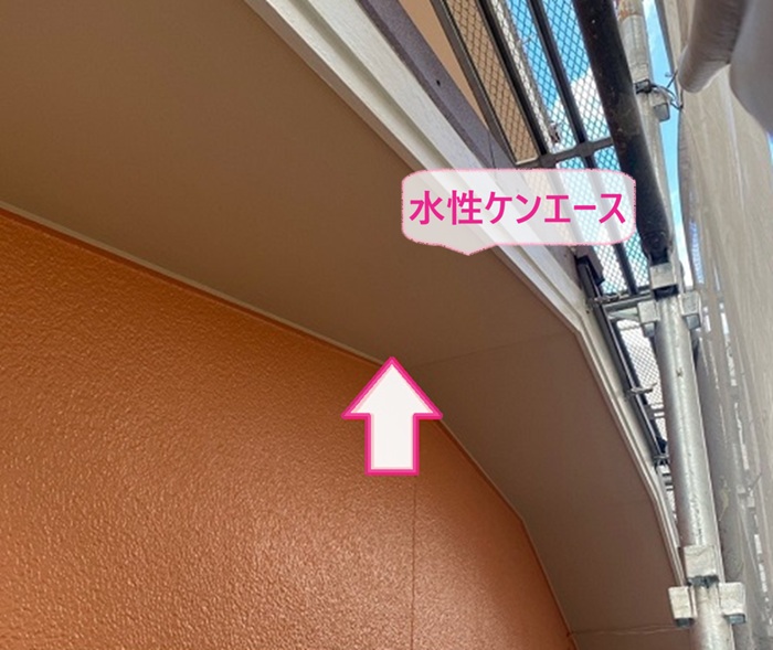 軒裏の修繕工事で水性ケンエースを塗っている様子