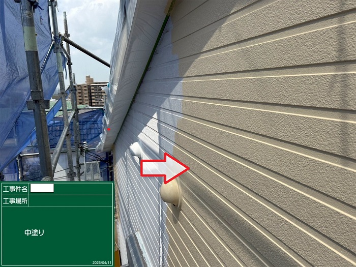 たつの市で日本ペイントのラジカル制御塗料を用いて戸建ての外壁塗り替えで中塗り