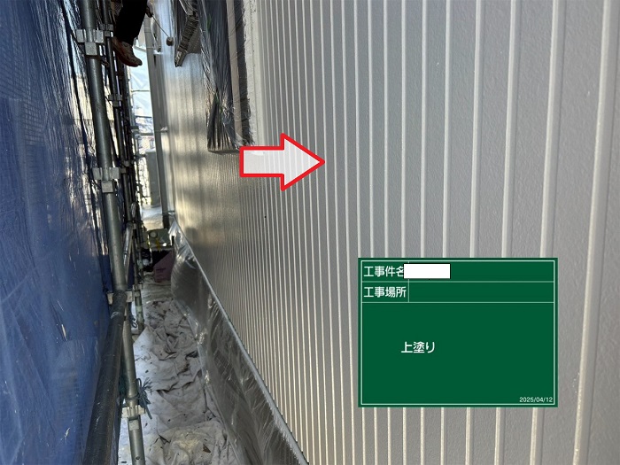 たつの市で日本ペイントのラジカル制御塗料を用いて戸建ての外壁塗り替えで上塗り
