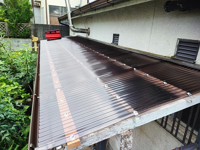 神戸市須磨区で物置屋根のポリカ波板を張り替えた後の様子