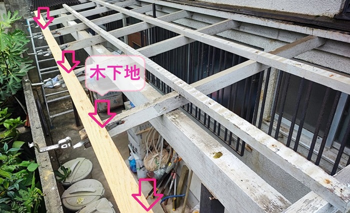 ストックヤードの波板交換で新しく木下地を取り付けている様子