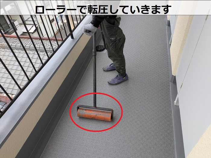 神戸市長田区で共用廊下の長尺シートをタキロンQAに貼り替えで転圧