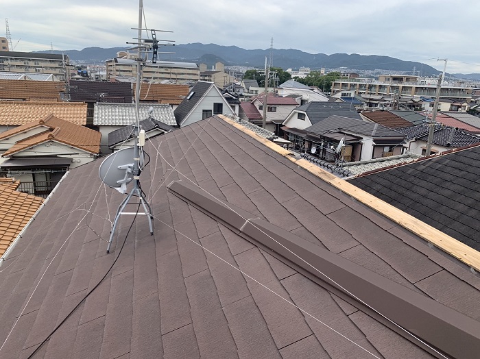 尼崎市で風災を受けたカラーベスト屋根を部分修理する前の様子