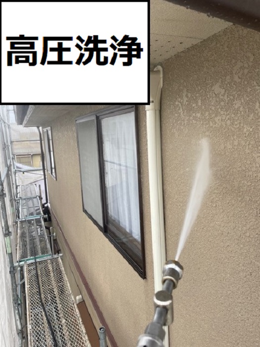外壁塗り替えリフォーム工事で高圧洗浄している様子