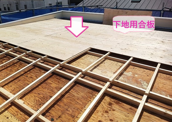 三田市の雨漏り修理で角材と下地用合板を取り付けて傾斜を作っている様子