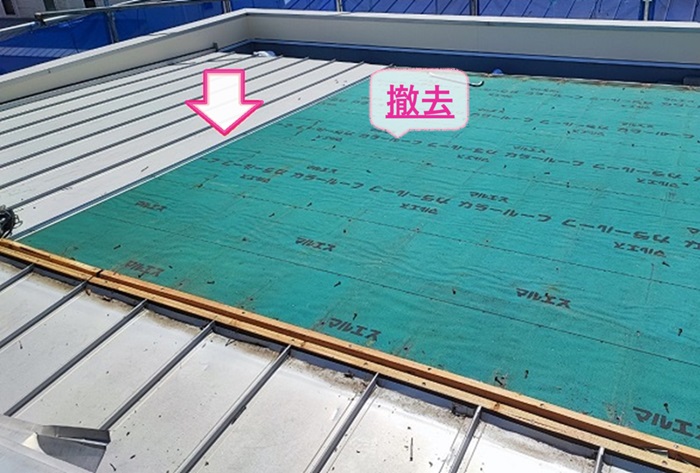三田市の雨漏り修理で既存のガルバリウム鋼板屋根材を撤去している様子