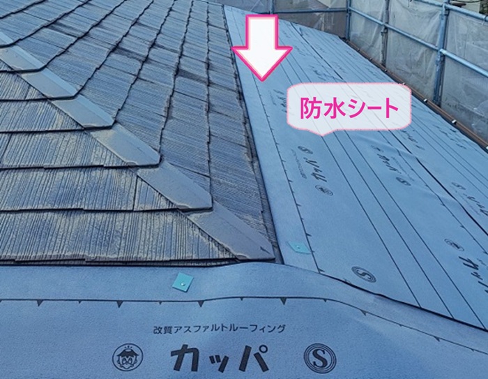 軽量金属カバー工法で既存の屋根材の上に防水シートを貼っている様子