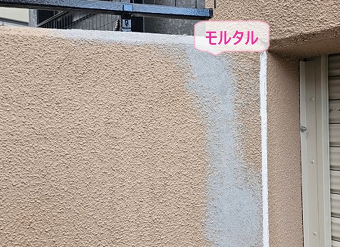 擁壁のメンテナンスで仕上げにモルタルを塗っている様子