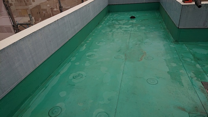 伊丹市でウレタン防水通気緩衝工法を行う屋上の様子