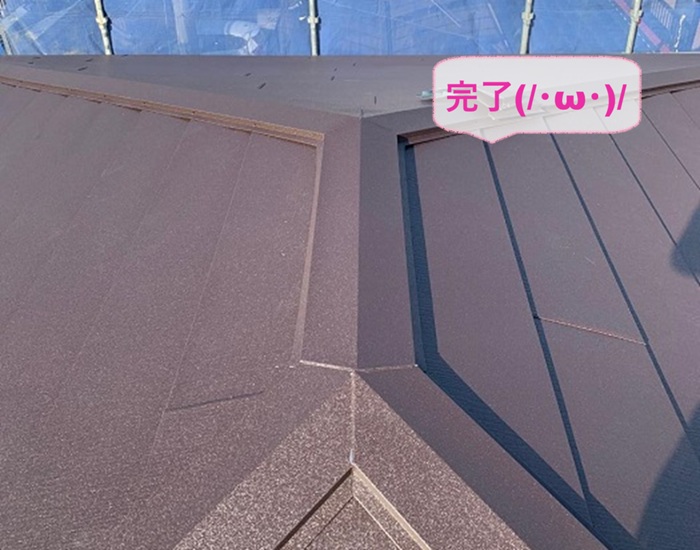 姫路市でガルバリウム鋼板屋根材でカラーベスト屋根の重ね葺きが完了した現場の様子