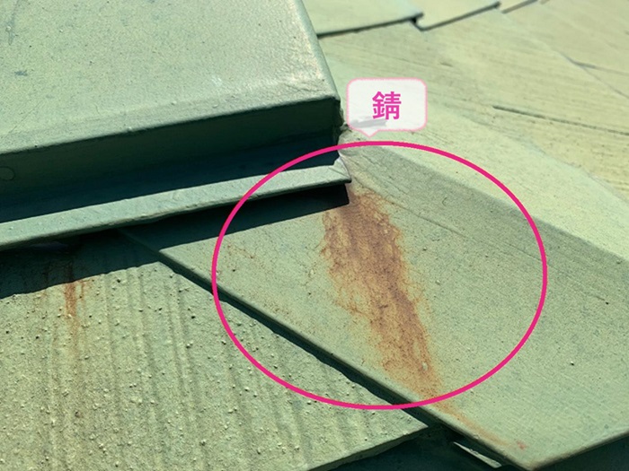 三木市で屋根カバー工事をするスレート屋根が経年劣化で錆びている様子