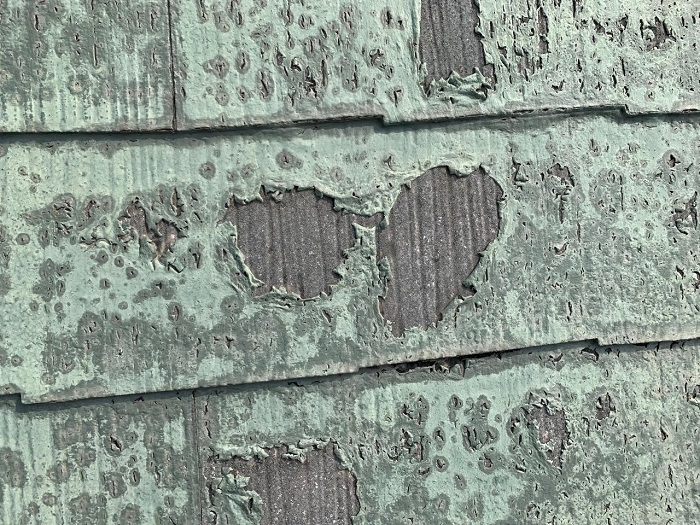 スレート屋根に塗装している塗膜が剥がれている様子