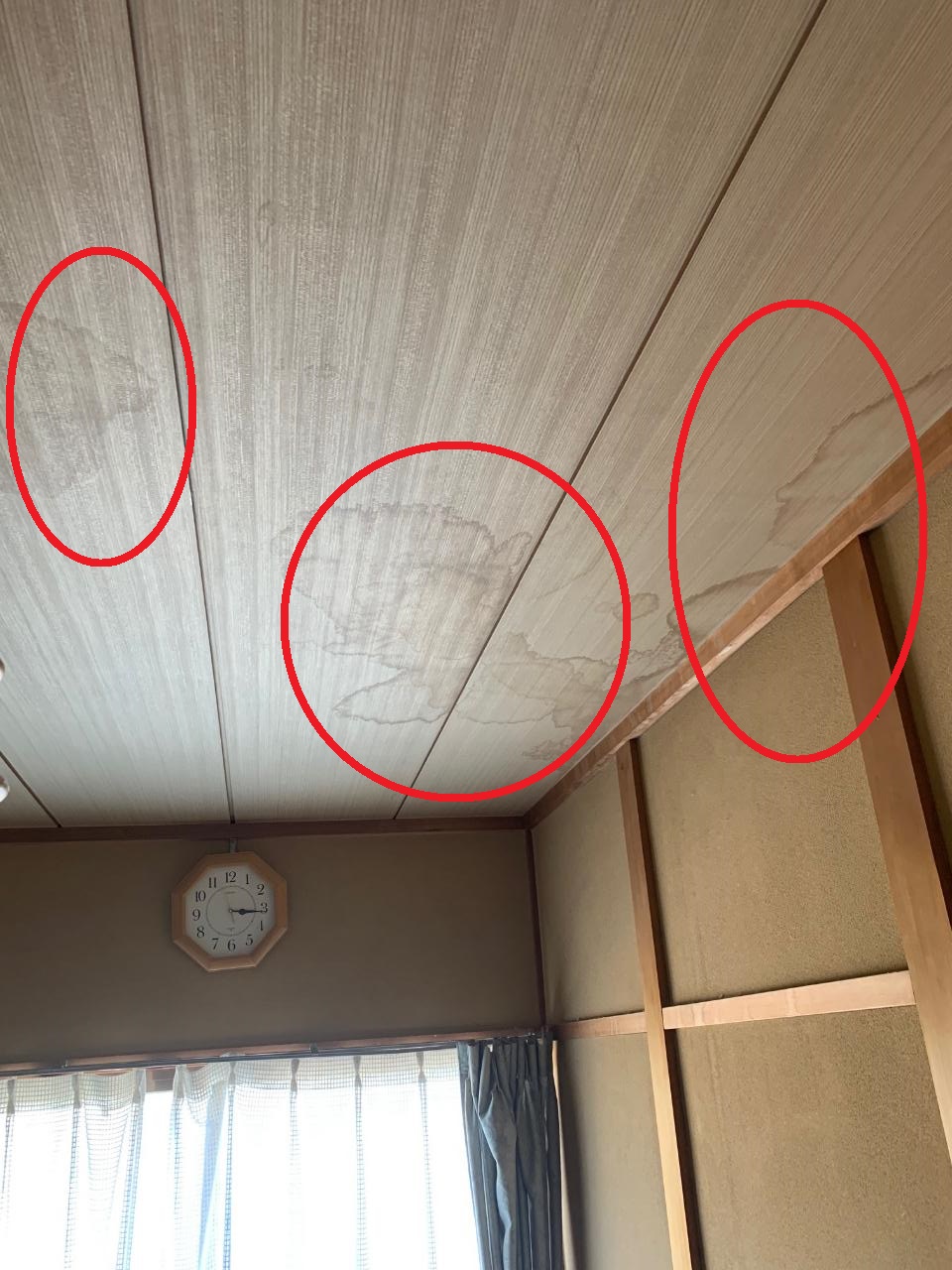 加古川市で瓦屋根から雨漏りしている室内の天井