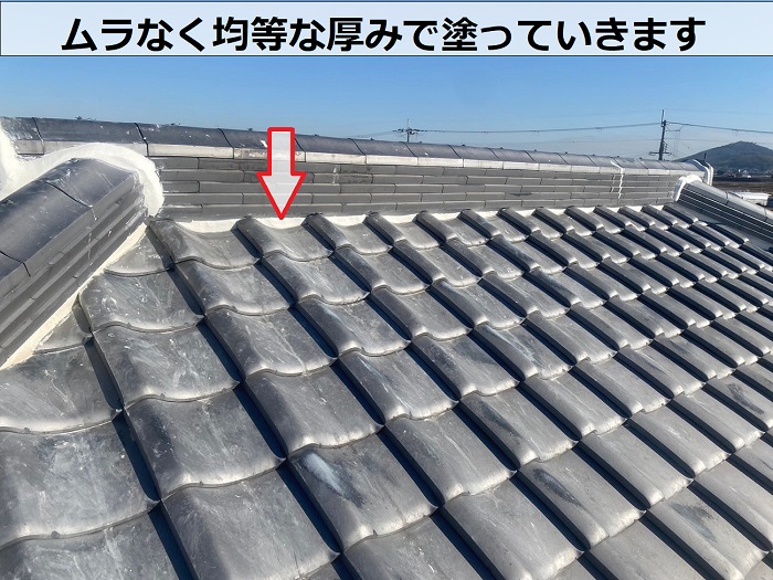 淡路市で瓦屋根補修工事として漆喰打ち替えを行う現場でムラなく均等に漆喰を塗っている様子