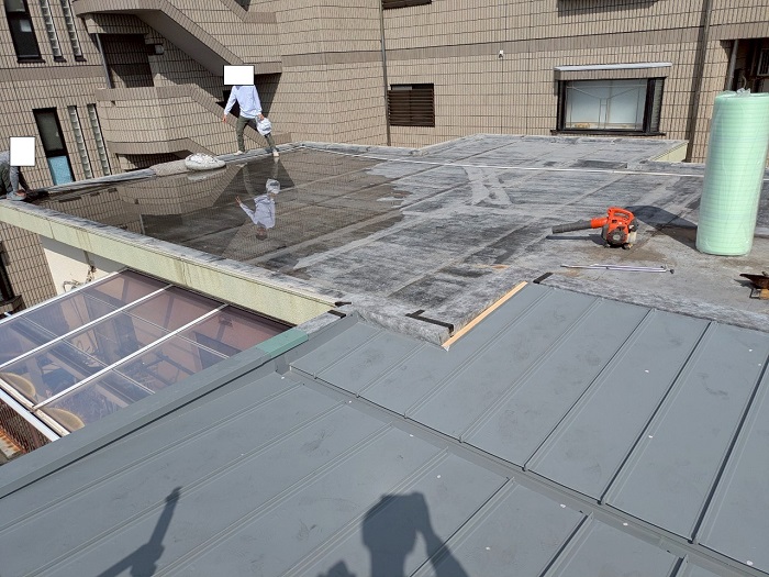 神戸市灘区で田島ビュートップU１５を用いて優良業者が屋上シート防水工事を行う前の様子
