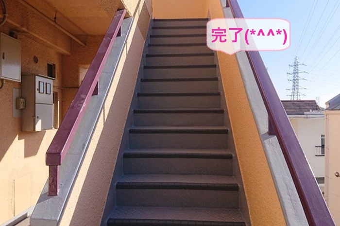 神戸市須磨区の3階建てマンションでタキステップを使用した階段補修が完了した現場の様子