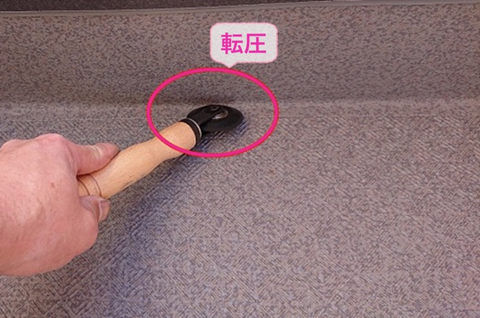 3階建てマンションの階段補修でタキステップを転圧している様子
