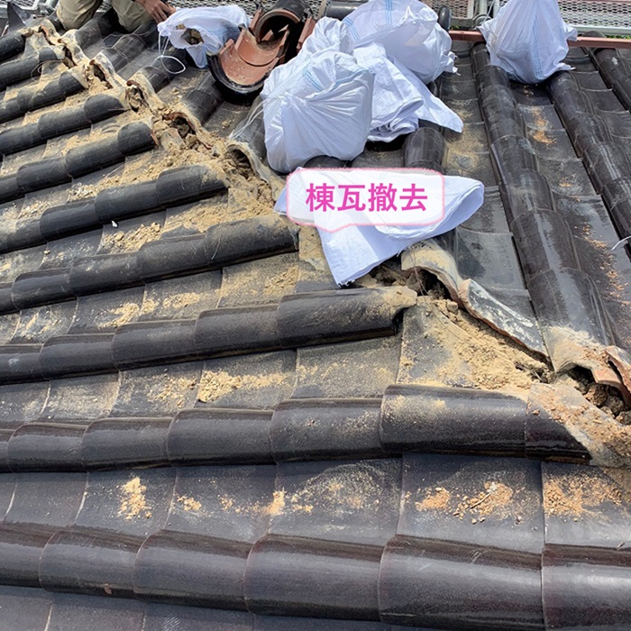 神戸市須磨区の地震対策する瓦屋根で既存の棟瓦を撤去している様子