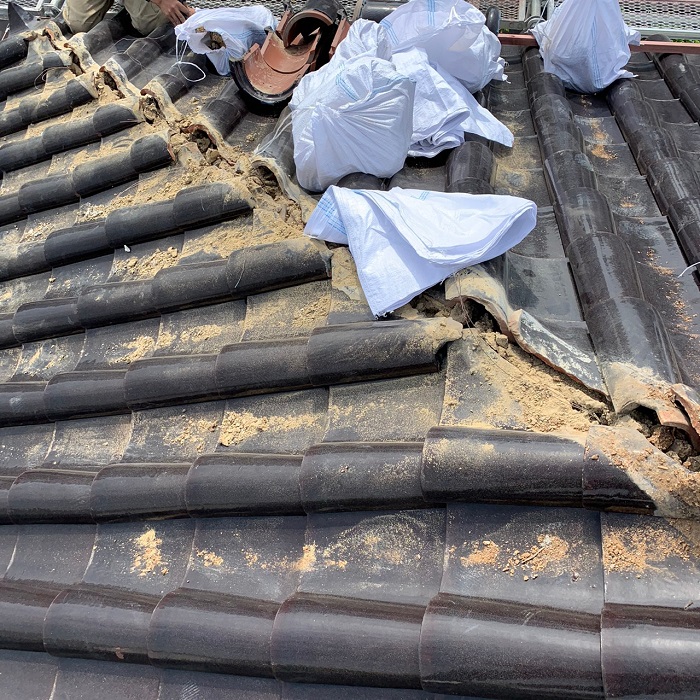 神戸市須磨区の瓦屋根修理で棟瓦を撤去した様子