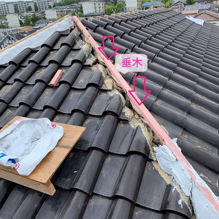 神戸市須神戸市須磨区の地震対策する瓦屋根に垂木を取り付けている様子