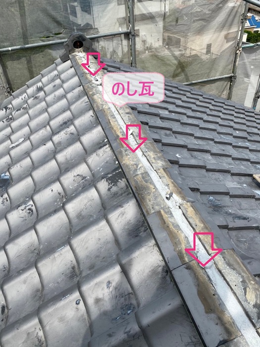 神戸市須磨区の瓦葺き直し工事で棟の部分にのし瓦を並べている様子