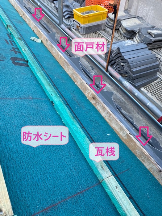 神戸市須磨区の瓦葺き直し工事で防水シートを貼って瓦桟を取り付けて瓦屋根先端に面戸材を取り付けている様子