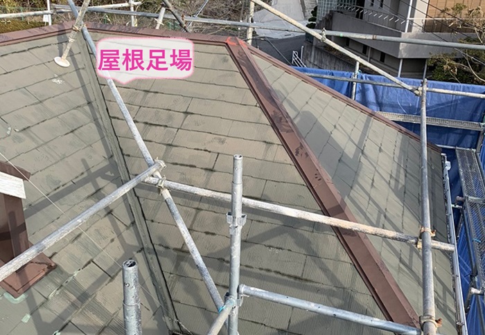 宝塚市の金属屋根を使用した屋根改修工事で屋根足場を組んでいる様子