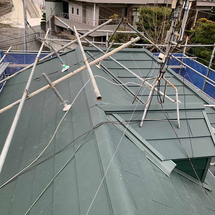 宝塚市で急勾配屋根へのカバー工事が完了した様子