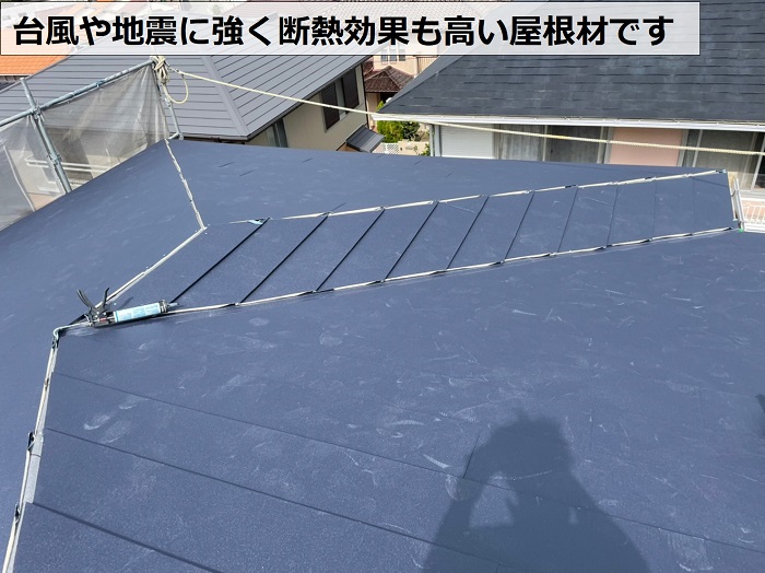 スレート屋根へのカバー工法で使用した屋根材の特徴