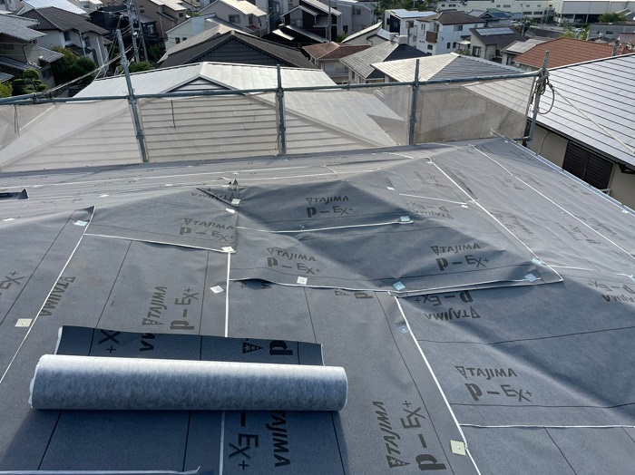 スレート屋根へのカバー工法で防水シートを貼った様子