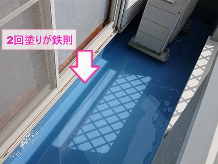 バルコニー改修でウレタン防水材を２回塗りしている様子