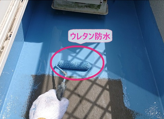 高砂市のバルコニー改修でウレタン防水材を塗っている様子
