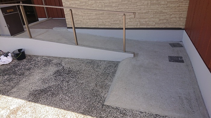 高砂市で玄関前スロープ床のリフォームを行う前の様子