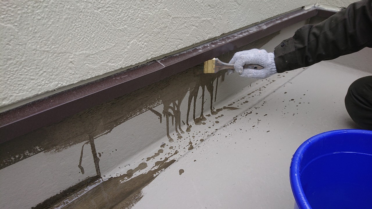 神戸市垂水区でのベランダ防水工事でプライマーを塗っている様子