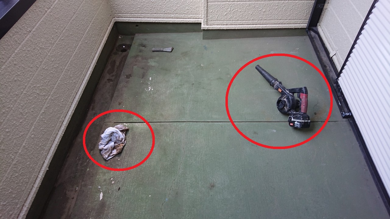 神戸市垂水区でのベランダ床メンテナンス現場で掃除を行っている様子