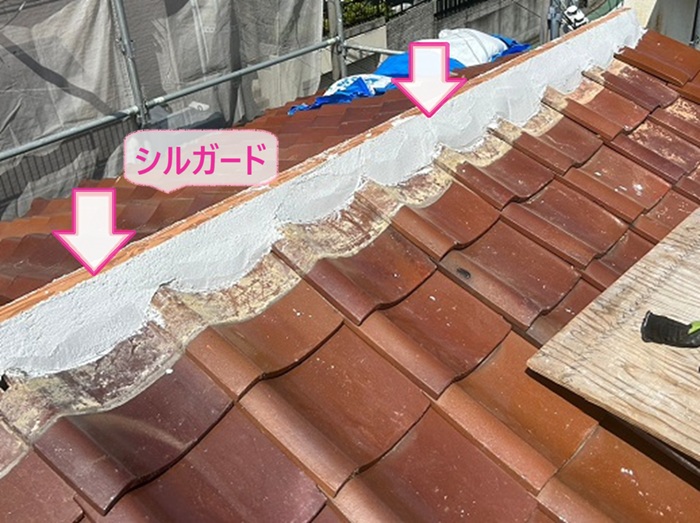 自然災害に備えた日本瓦の修理で漆喰の代わりにシルガードを塗っている様子