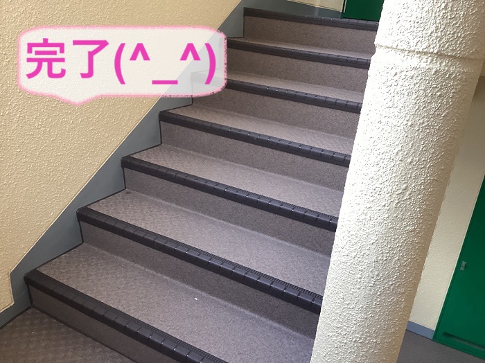 神戸市垂水区で長尺シートとステップシートを用いた階段廊下のリノベーションが完了した現場の様子