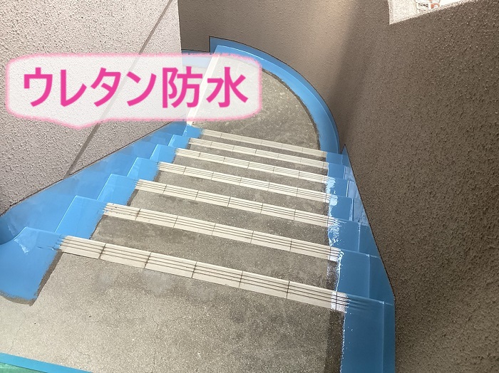 神戸市垂水区の集合住宅の階段廊下のリノベーションで階段の側面にウレタン防水を塗っている様子