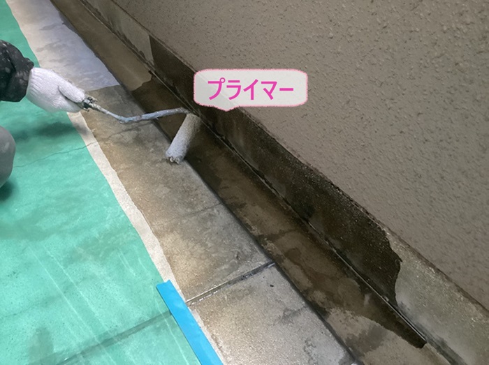 神戸市垂水区の階段廊下のリノベーションで廊下の側面にプライマーを塗っている様子