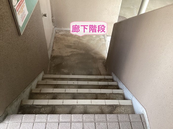 神戸市垂水区で長尺シートとステップシートを用いたリノベーションをする集合住宅の既存の階段廊下の様子
