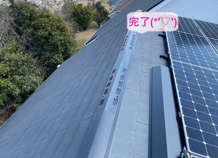 神戸市垂水区で屋根裏の結露対策として棟の部分に換気棟の取り付けが完了した現場の様子